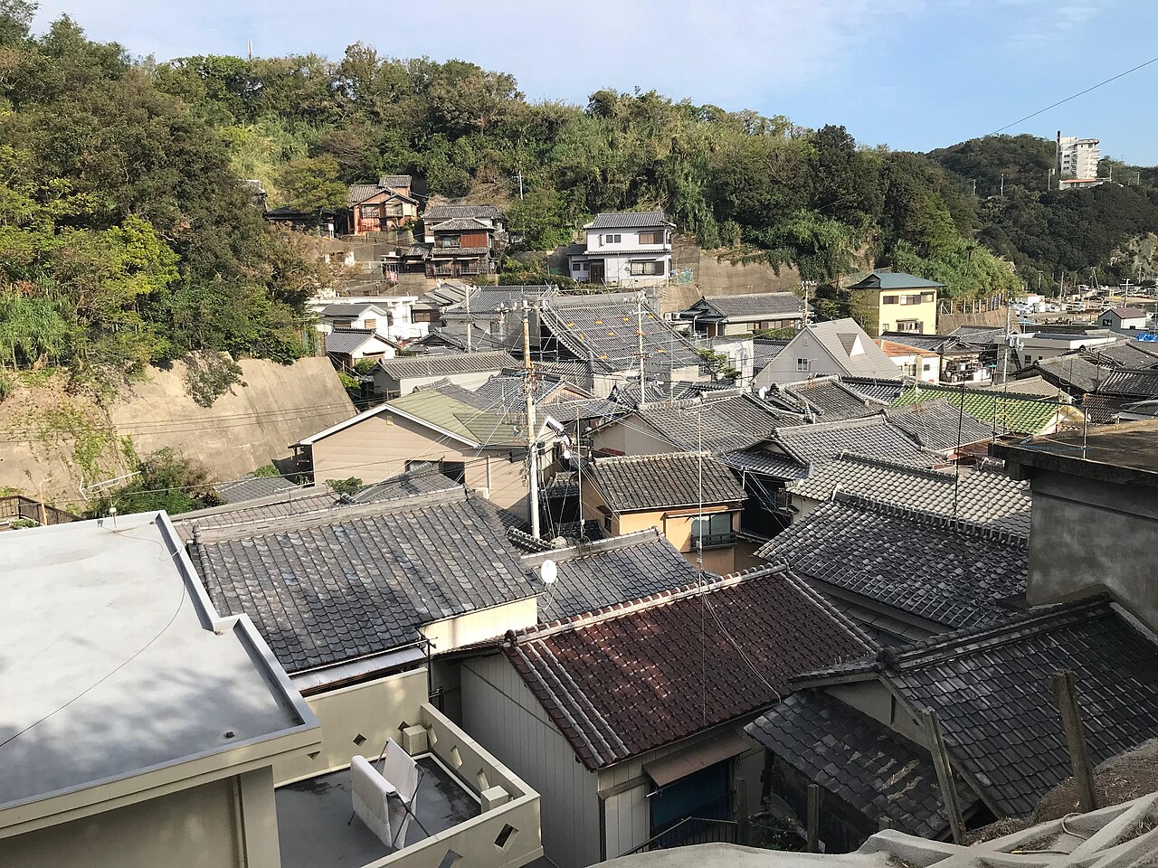 雑賀崎の斜面に重なる屋根