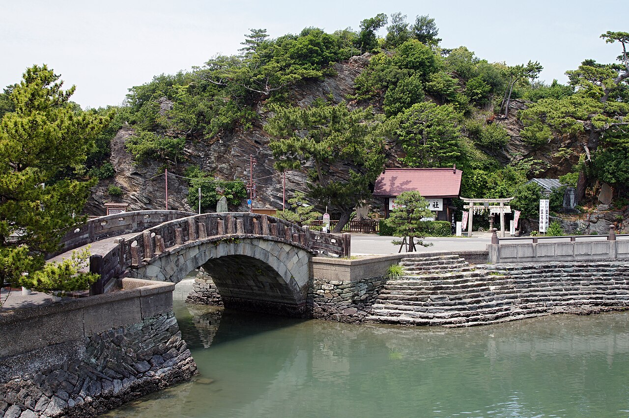 不老橋と和歌浦の水辺