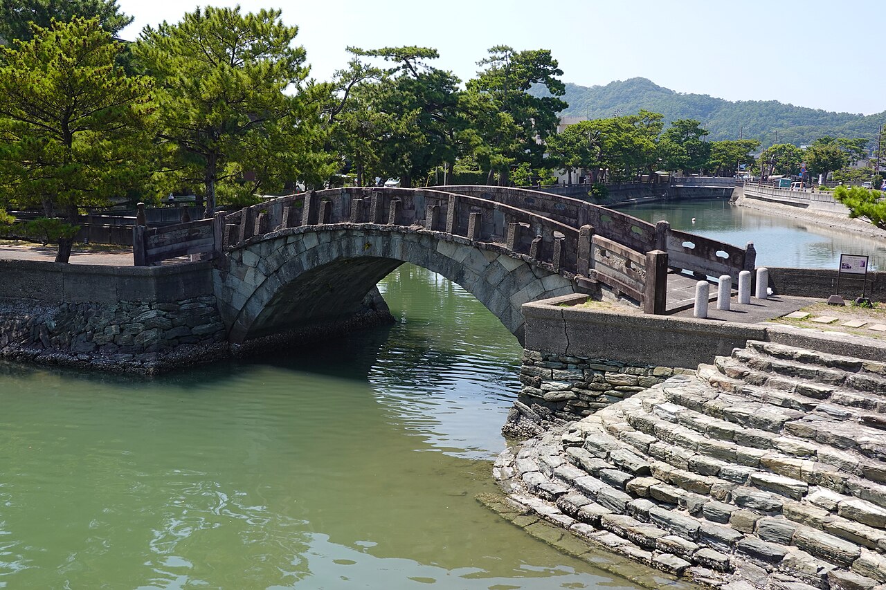 和歌浦の不老橋と水面