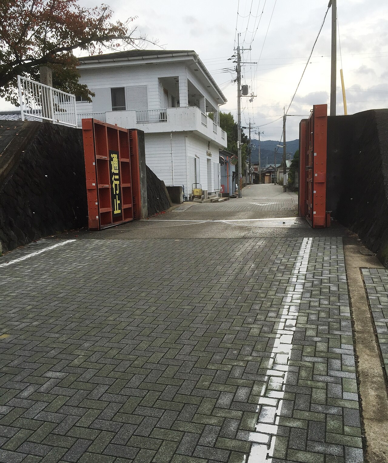 広村堤防の赤門