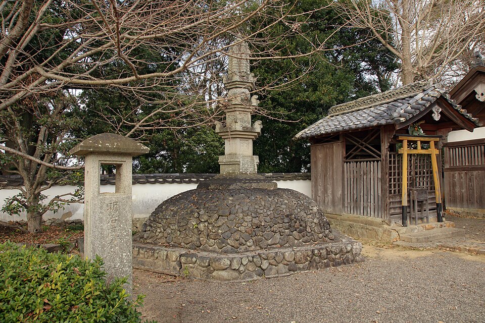 2008年撮影、道成寺の石造物と境内