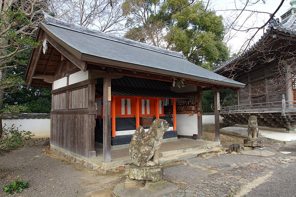 2008年撮影、道成寺の小堂と石造物