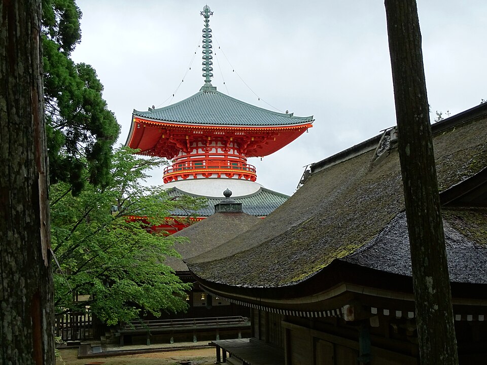 拍摄当时的伽蓝屋顶与根本大塔