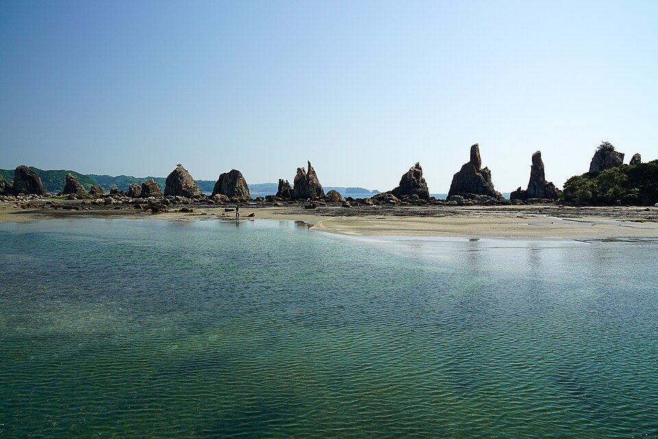 2018年撮影、橋杭岩の岩柱の列