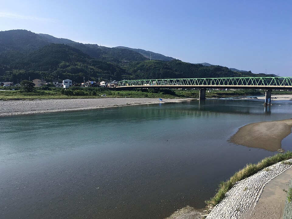 撮影当時の橋本市と紀の川。緑の道路橋