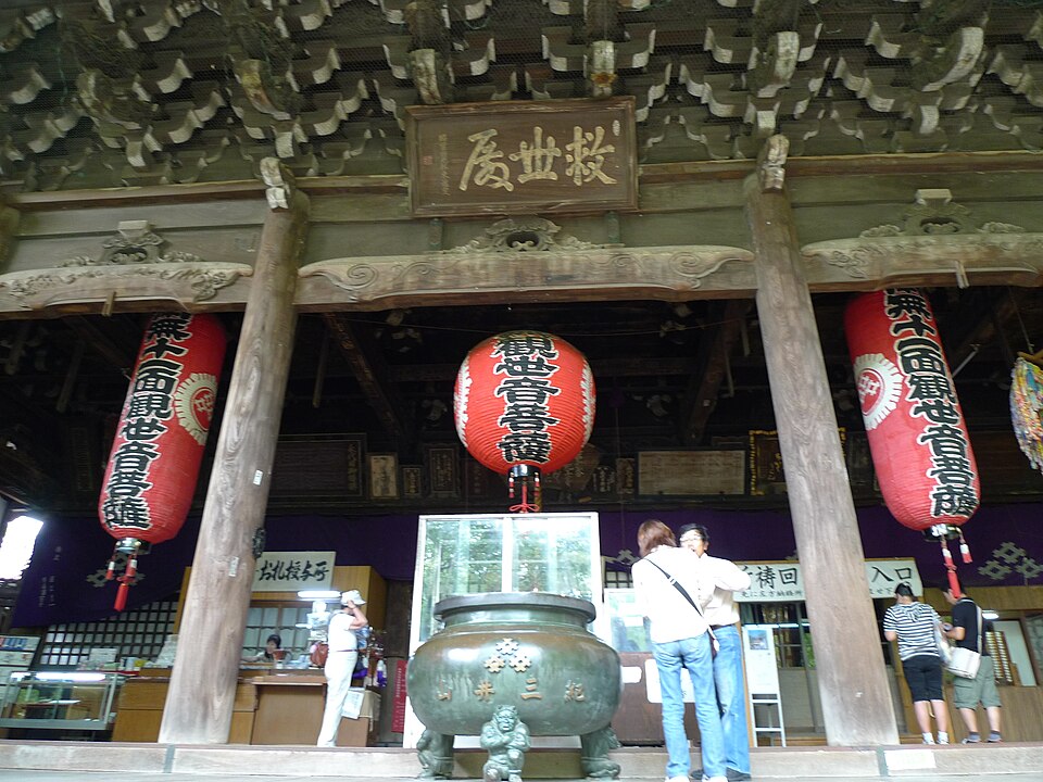 紀三井寺本堂の入口と提灯