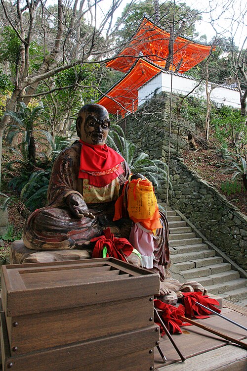 紀三井寺境内の像と朱色の塔