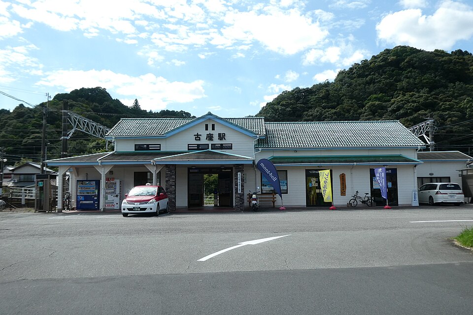 2021年撮影、古座駅の外観