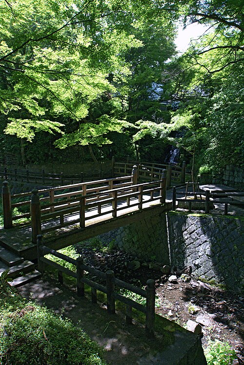 根来寺の緑と木の橋