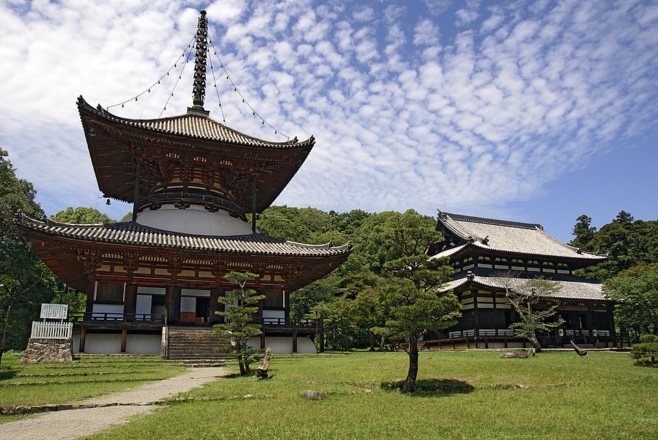 根来寺の大塔と本堂の外観