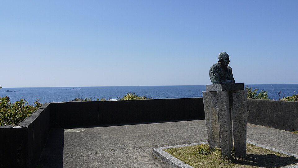 2013年撮影、潮岬の海を望む記念碑