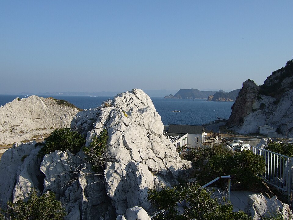 2007年撮影、白崎の石灰岩と海