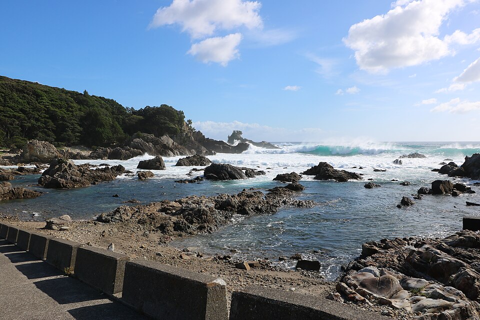 2019年撮影、江須崎の岩礁と海