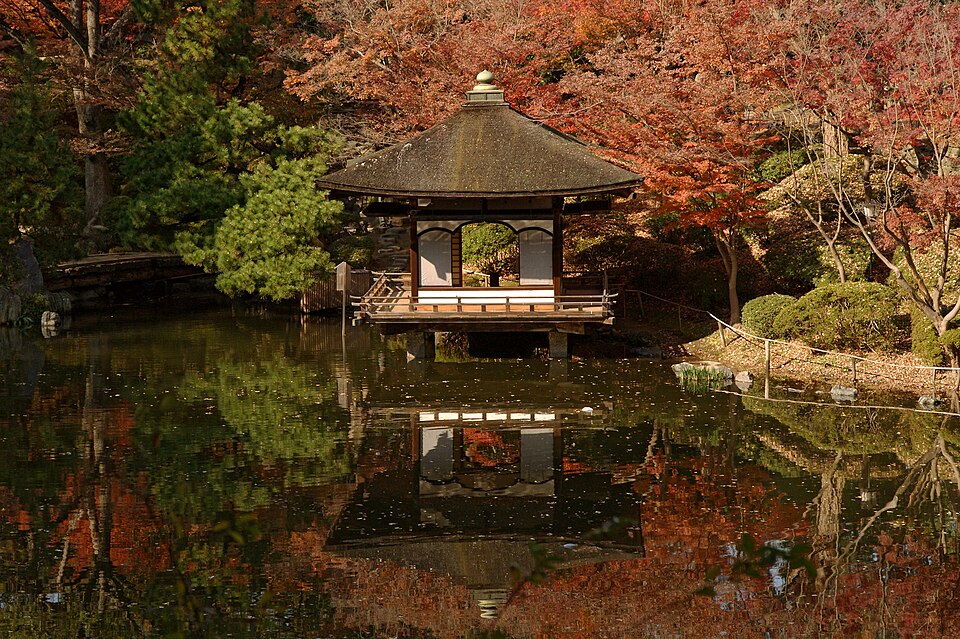 西之丸庭園の東屋と紅葉