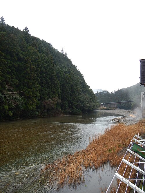 2013年撮影、川湯の川沿いの風景