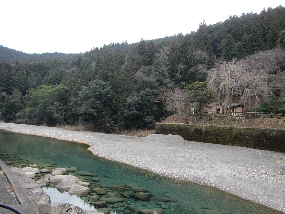 2014年撮影、大塔川と河岸の森